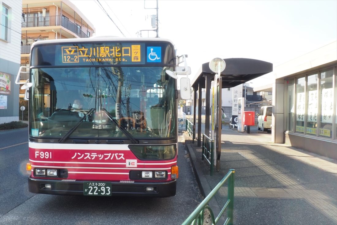 鉄道のない武蔵村山市内の公共交通はバス。立川駅行きの立川バス（記者撮影）