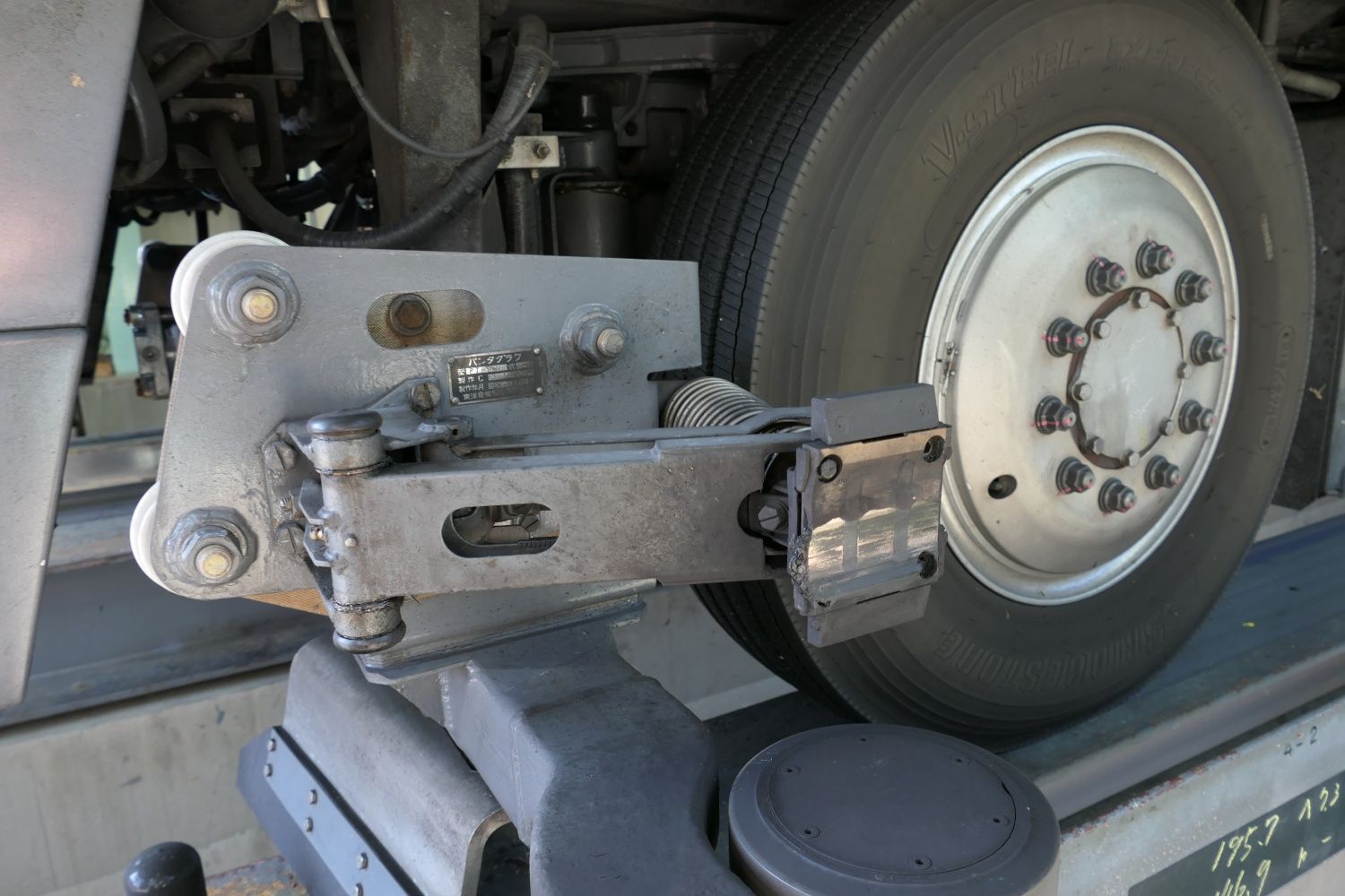 パンタグラフは1両に4個搭載する（記者撮影）