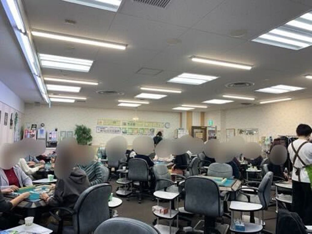 初心者は先生に見守られながら対局を楽しめる（筆者撮影）