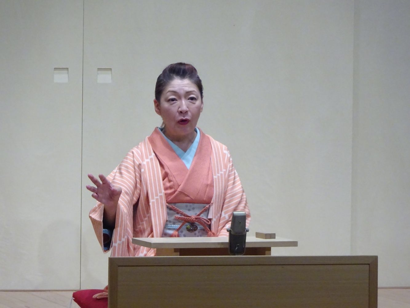 記念イベントで落語を披露する桂あやめさんは神戸市兵庫区の出身（筆者撮影）
