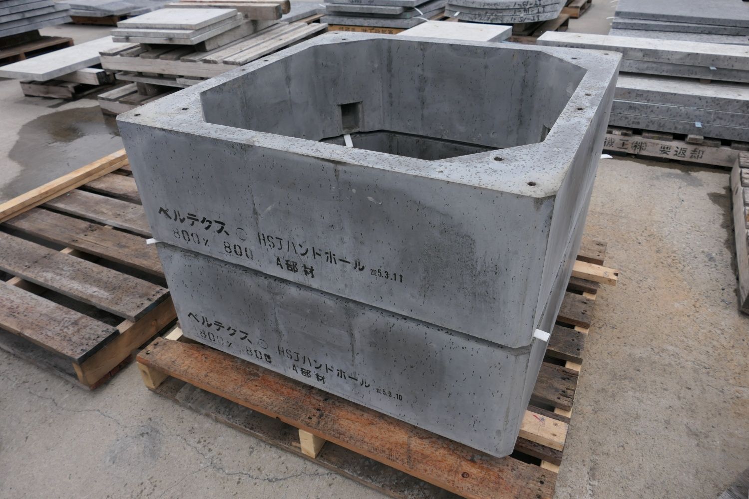 地中に埋めたケーブル用の「ハンドホール」（記者撮影）