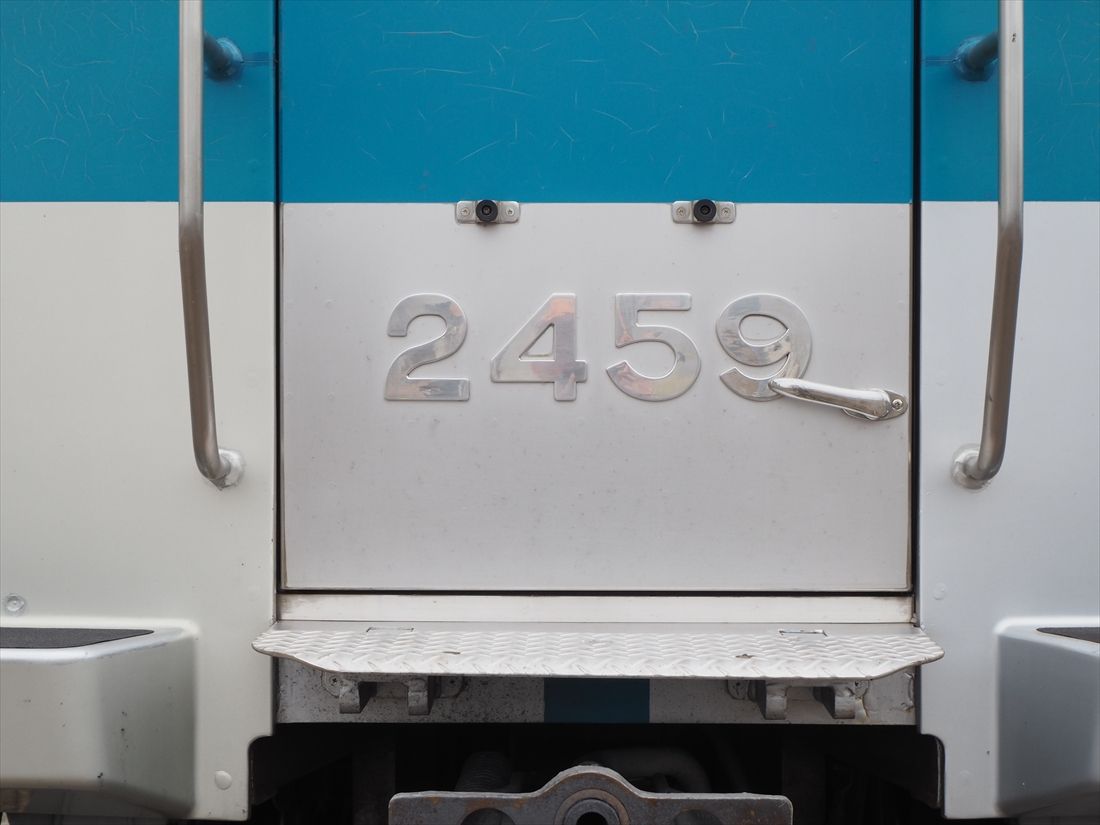 前面の車番は銀色の切り抜き文字。1000形は青文字だ（記者撮影）