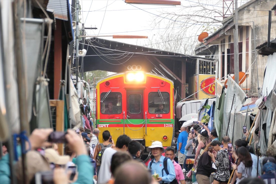 もう列車が近づいているのに線路内は大勢の観光客（筆者撮影）