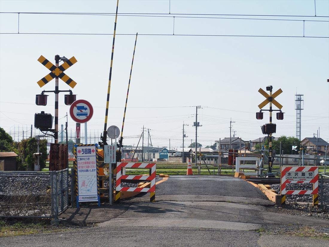 古利根川橋梁の栗橋側にある水沢踏切。この付近から線路は仮線になる（記者撮影）