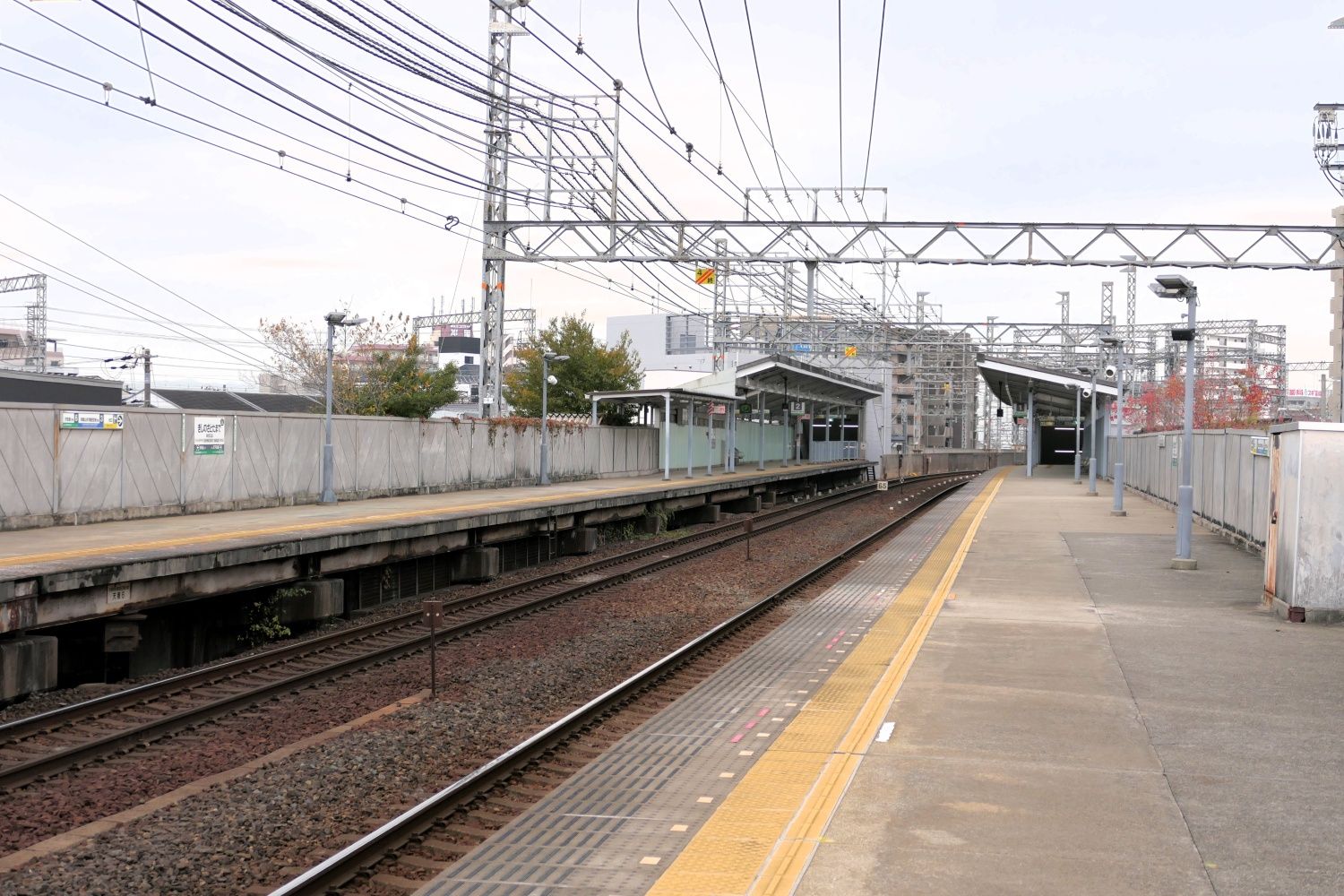 堺東方から見た高野線のホーム。北端の階段下に連絡通路がある（記者撮影）