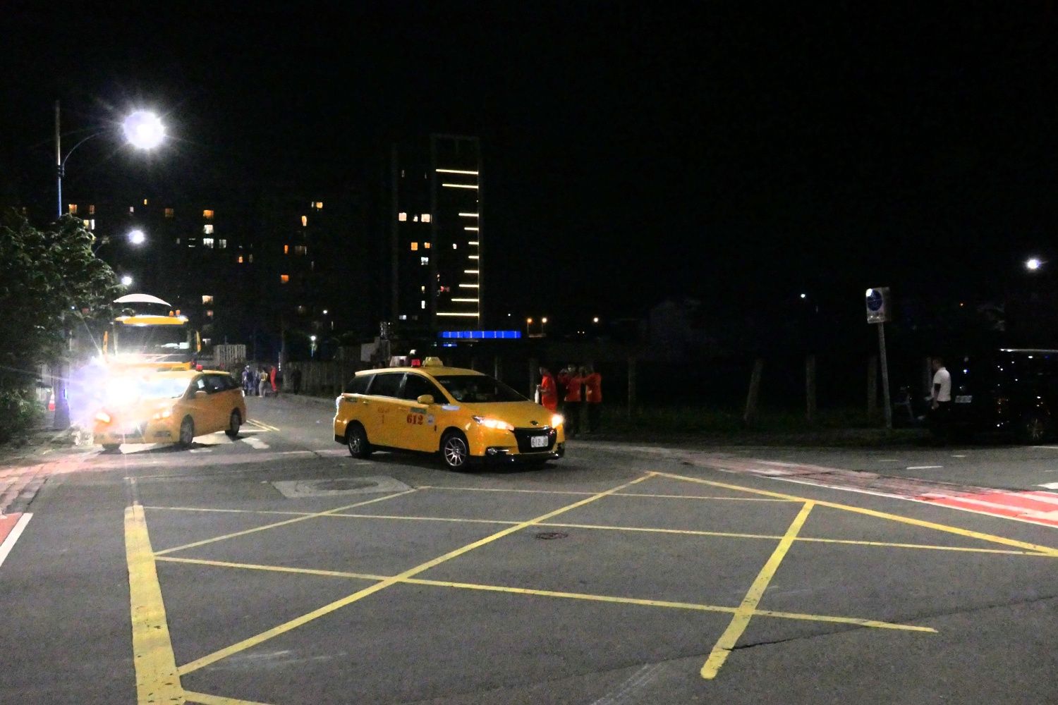 22時30分頃、車列の先導車が動き出す（記者撮影）