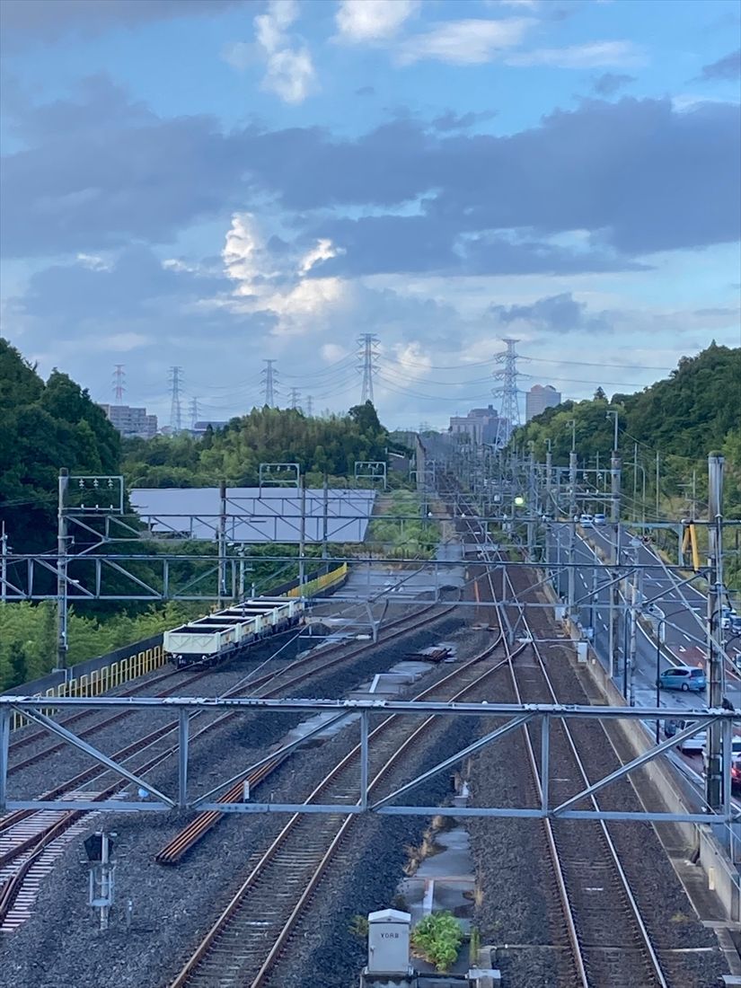 ちはら台から千葉中央寄りを見る。太陽光発電所の土地は車両基地の用地だ（筆者撮影）