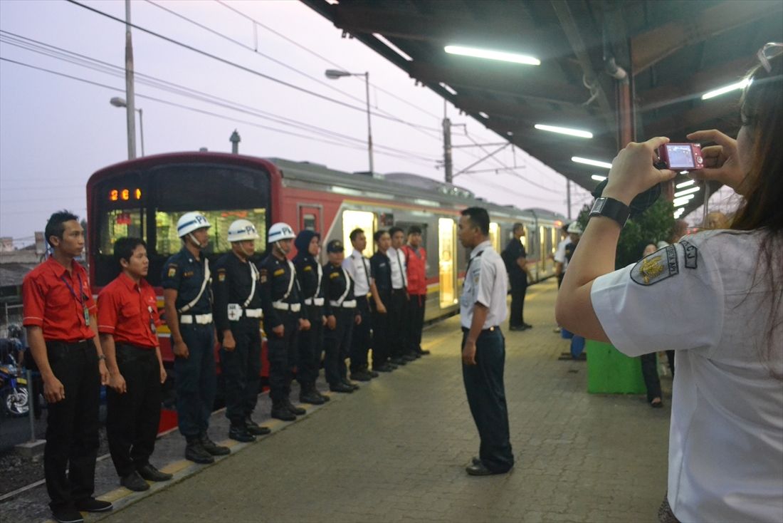 営業運行初日の205系の一番列車の発車準備シーン＝2014年3月（筆者撮影）