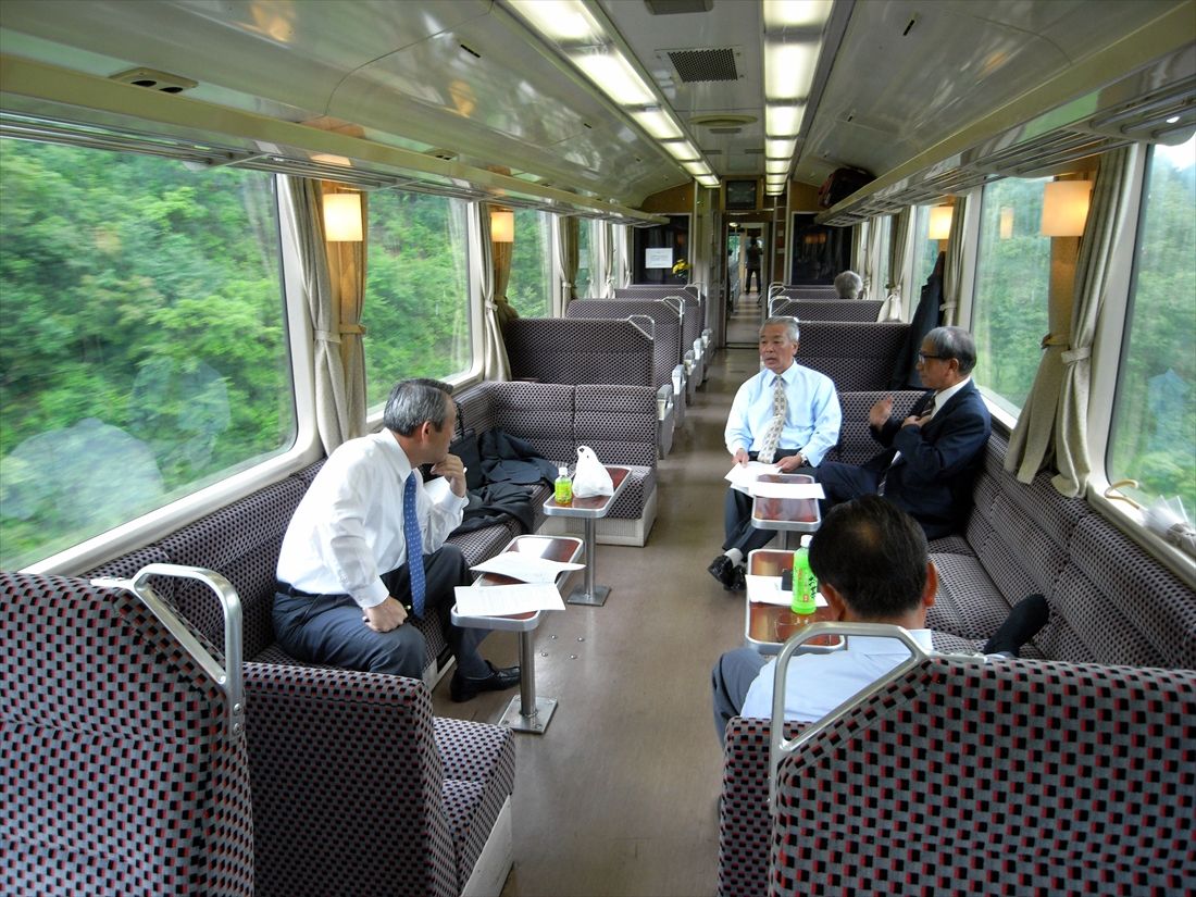 急行「もりよし」の車内（撮影：南正時）