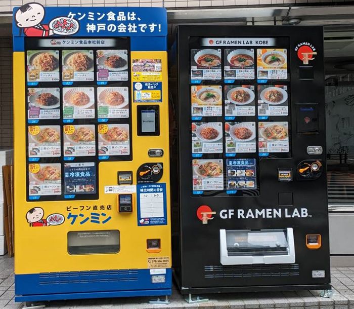 ケンミンが最初に本社前に設置した自動販売機（左）。2023年に、グルテンフリーラーメンの自動販売機（右）も設置された（写真提供：ケンミン）