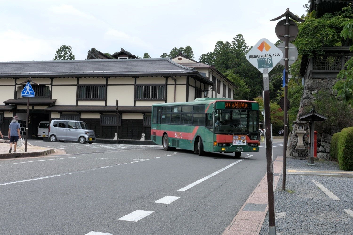 金剛峯寺前の南海りんかんバス（記者撮影）