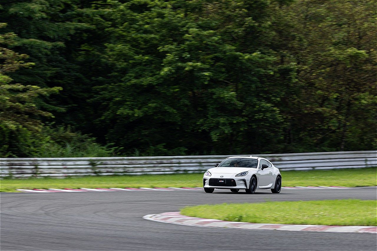 一部改良モデルのトヨタ「GR86」およびSUBARU「BRZ」のサーキット試乗会の様子（写真：三木宏章）