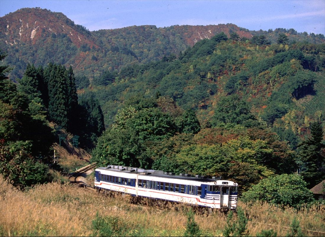 手ノ子峠を越えてきた米坂線の列車。キハ47形とキハ58形の2両編成だ（撮影：南正時）