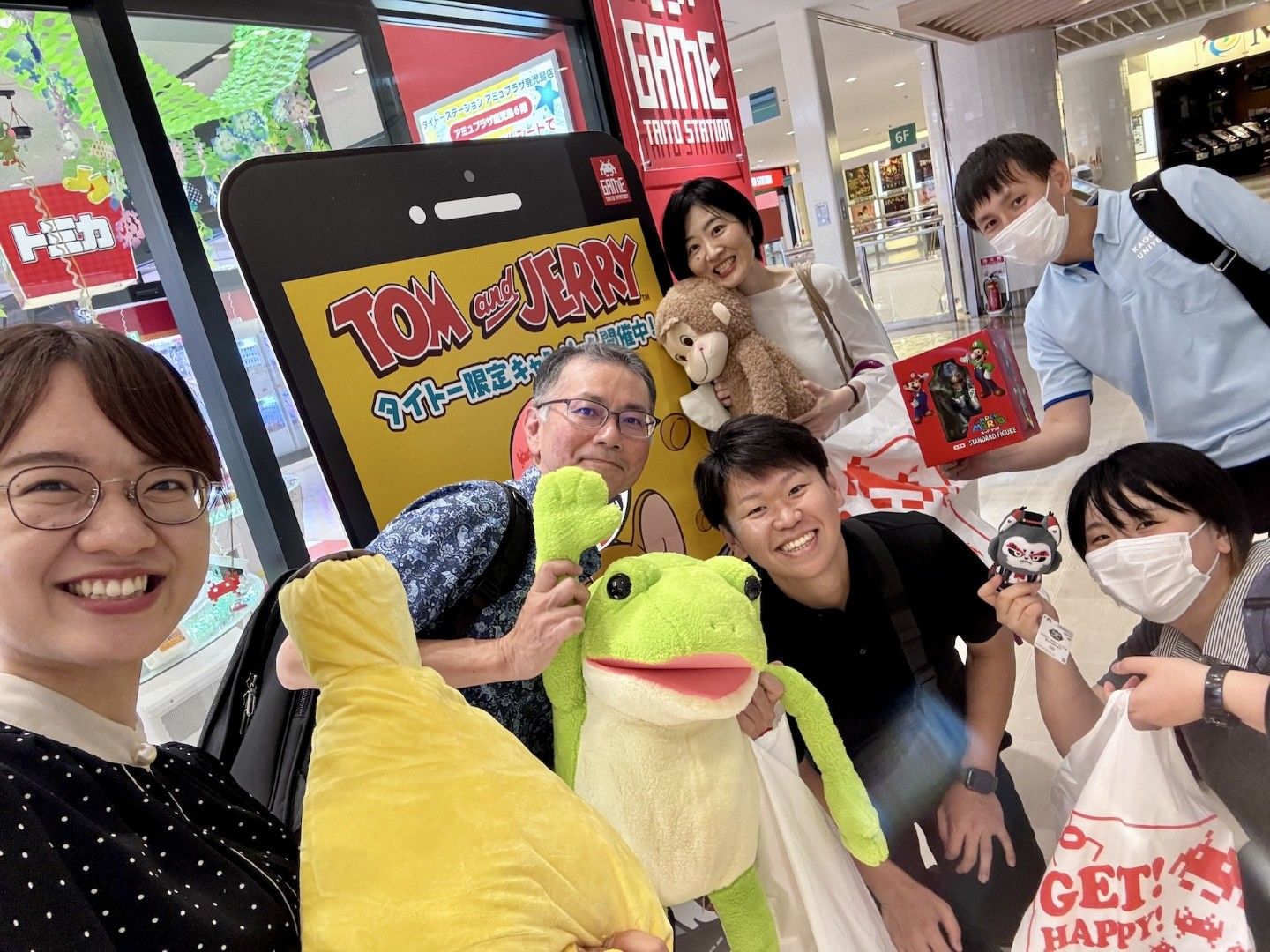 大学の職員といっしょにクレーンゲームをして盛り上がることも（写真：小山さん提供）