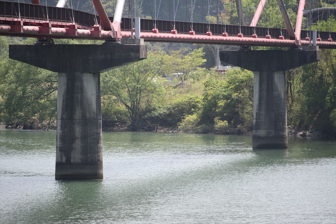 船明―相津間：「夢のかけ橋」は佐久間線用として整備された橋脚を活用して人道橋の橋桁を架設した（筆者撮影）