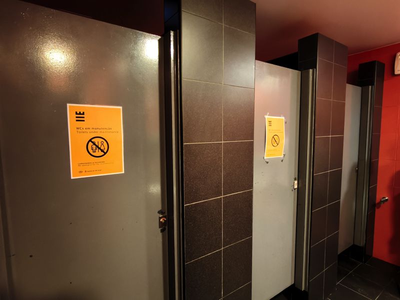 入場料2000円以上のサンジョルジュ城のトイレも3室中2室が故障中（筆者撮影）