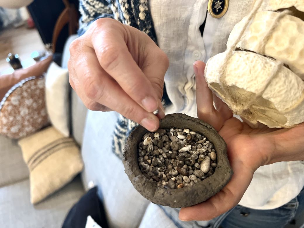 陶芸作品の釉薬として使えるか、焼いて実験した小石の数々（筆者撮影）