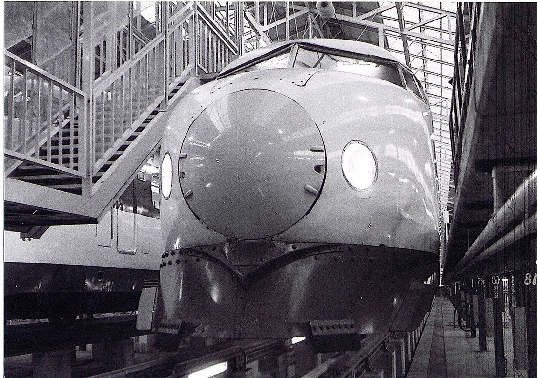 東京第一運転所車両基地の建屋内で整備を受ける0系車両（写真提供：にわあつし）
