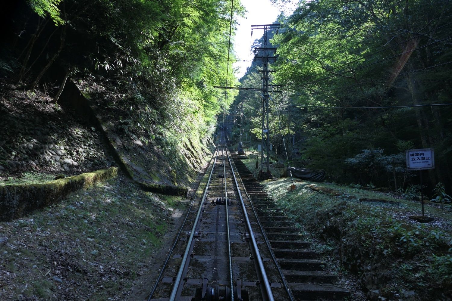 極楽橋駅の約330ｍ上に高野山駅がある（記者撮影）