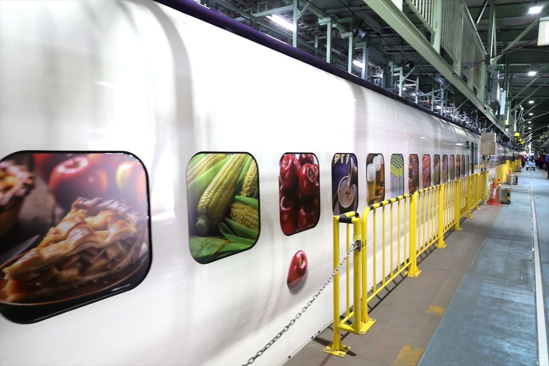 窓には東北の水産物や果物、医療関係品など車内に積む荷物をイメージしたラッピングを施している（撮影：尾形文繁）
