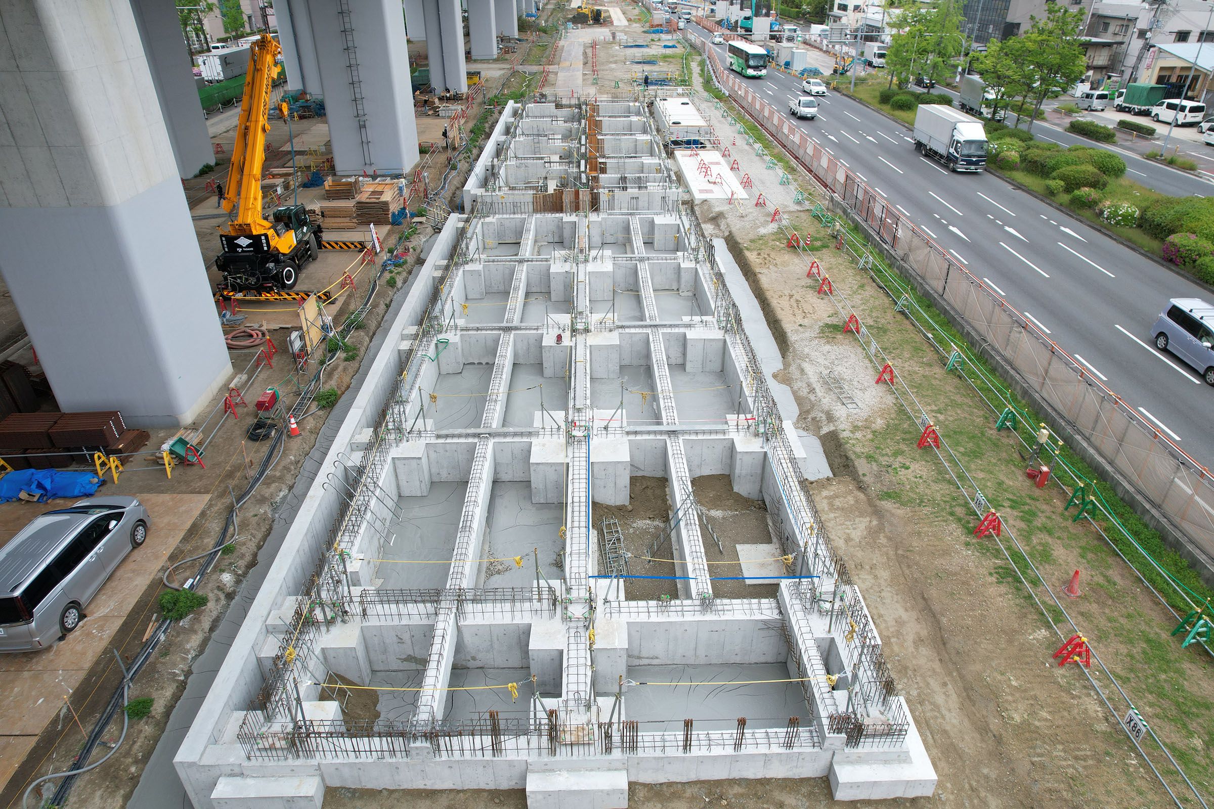 瓜生堂車両基地の事務所棟の工事状況写真。基礎部分がほぼできあがっている（提供：大阪モノレール株式会社）