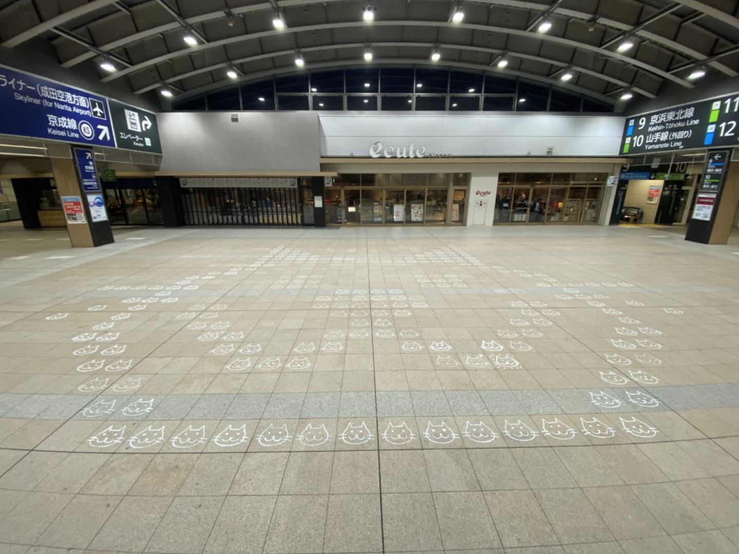日暮里駅のエキュート前の床
