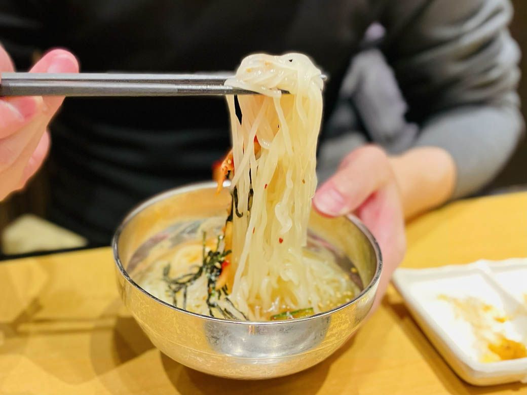 〆に頼んだ「ひとくち冷麺」。ちょうどいいサイズ感だ（写真：筆者撮影）