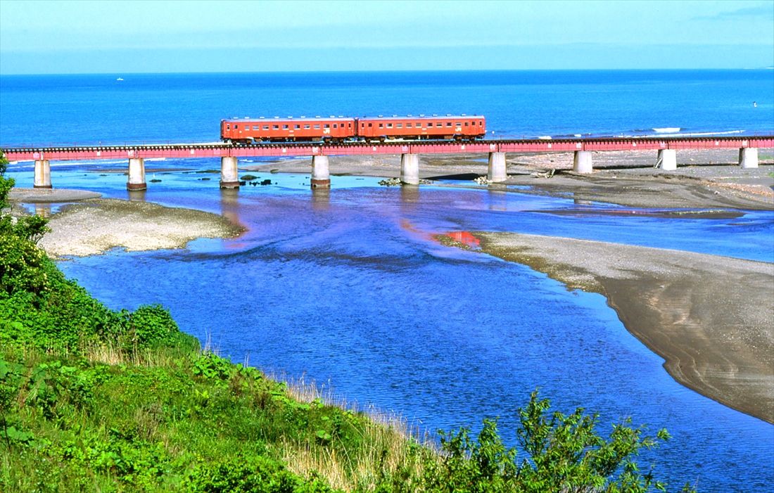 JR発足直後、厚別川を渡る日高本線の列車。この区間を含む様似―鵡川間は2021年に廃止された（撮影：南正時）