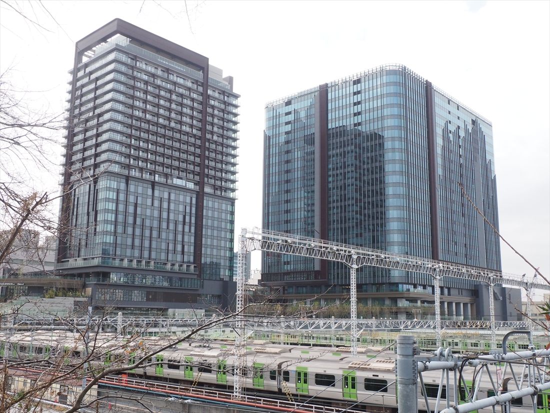 2026年3月に開業予定の「大井町トラックス」のビルと山手線の車両基地（記者撮影）