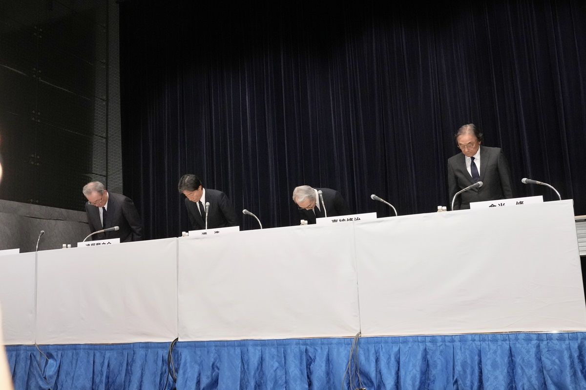 当時の経営陣は会見で陳謝（撮影：梅谷秀司）