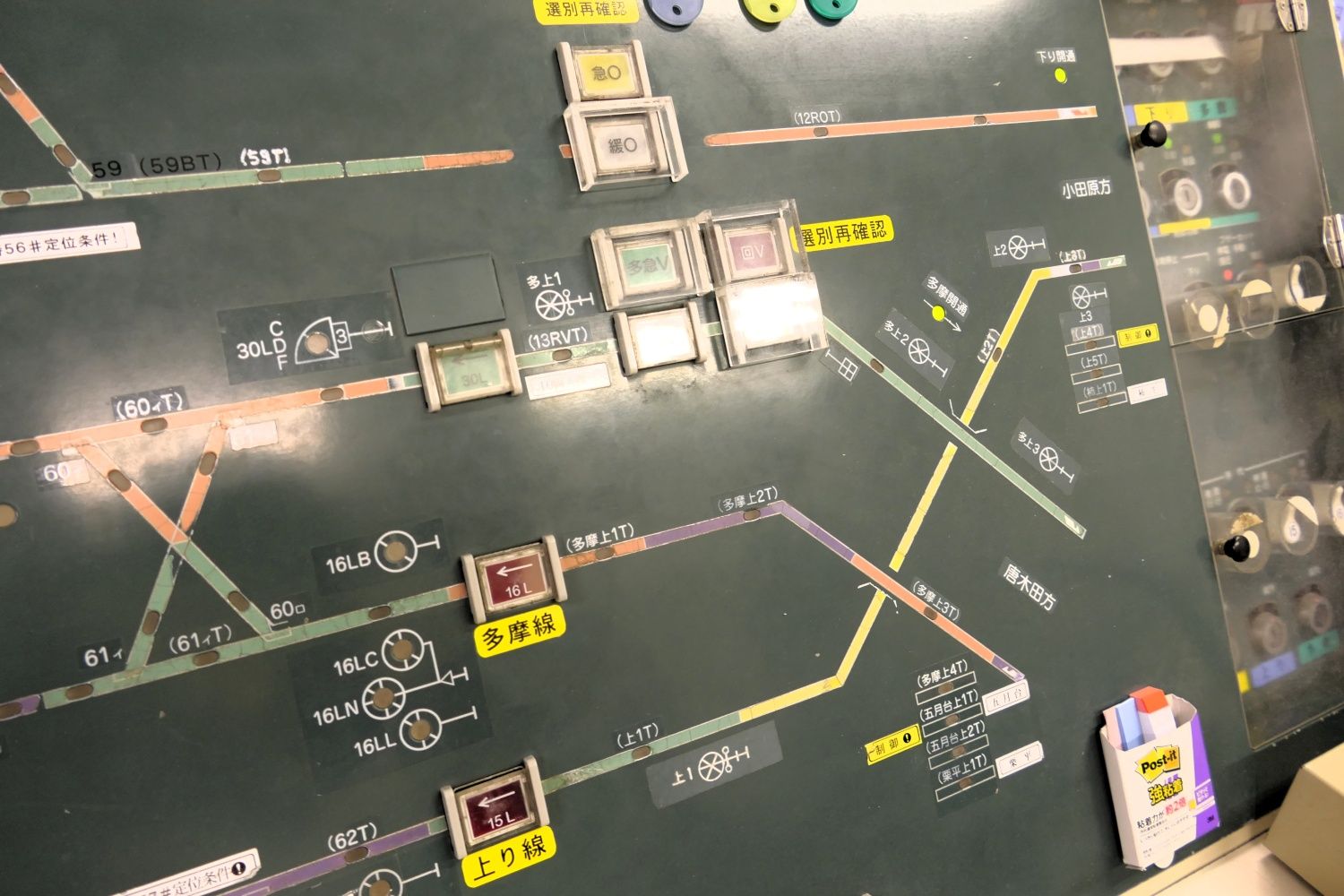 新百合ヶ丘駅は3面6線。画面右下が多摩線の唐木田方面（記者撮影）