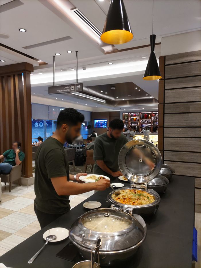 ドバイでラクダのステーキを食べた筆者。残念ながらラウンジのビッフェにラクダ肉はなかった（筆者撮影）