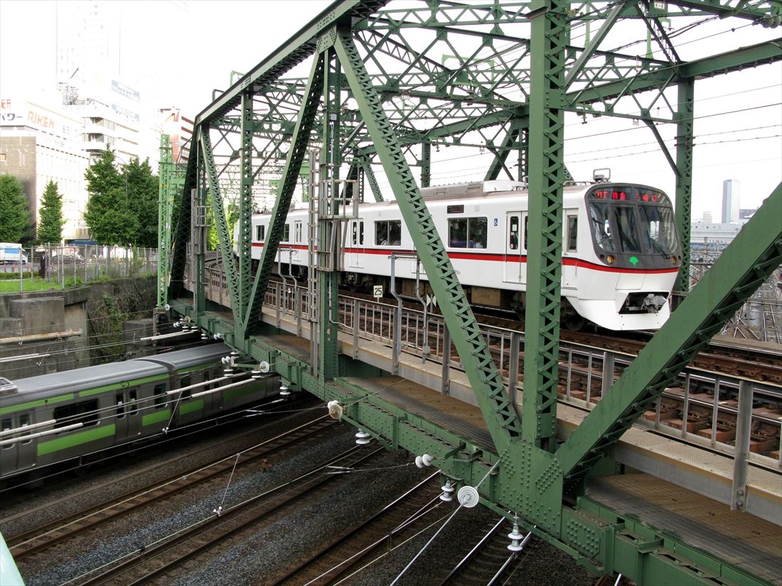 八ツ山橋を渡る都営5300形（撮影：南正時）