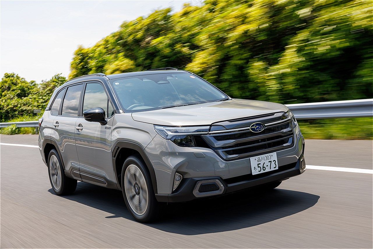 スバルの新型「フォレスター Premium S:HEV EX」（写真：SUBARU）