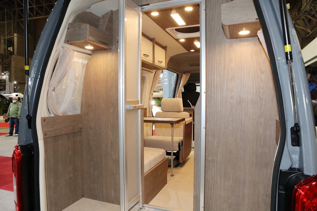新型キャンピングカー「レクビィ プラスリビン」のスタンダードタイプ（写真：筆者撮影）