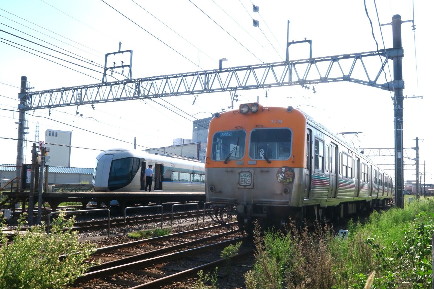 赤城駅で出合う上毛と東武の電車（筆者撮影）