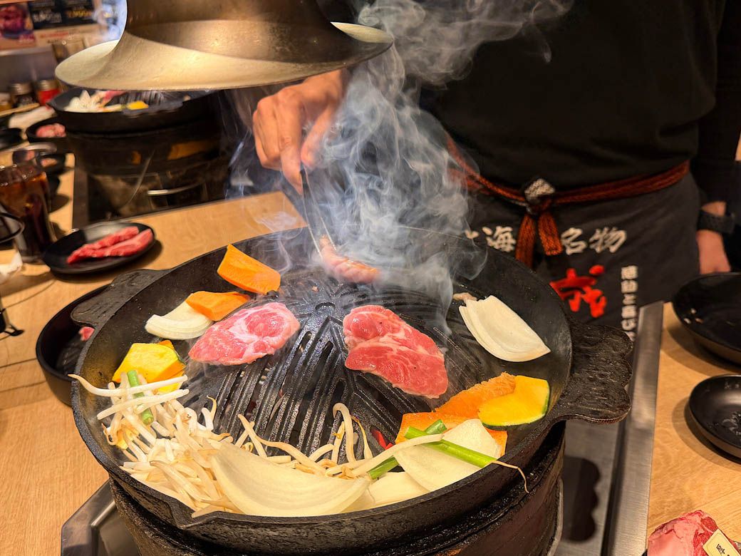 最初は店員さんが焼き方を教えてくれる。そのあとは各自で自由に焼いていく（写真：筆者撮影）