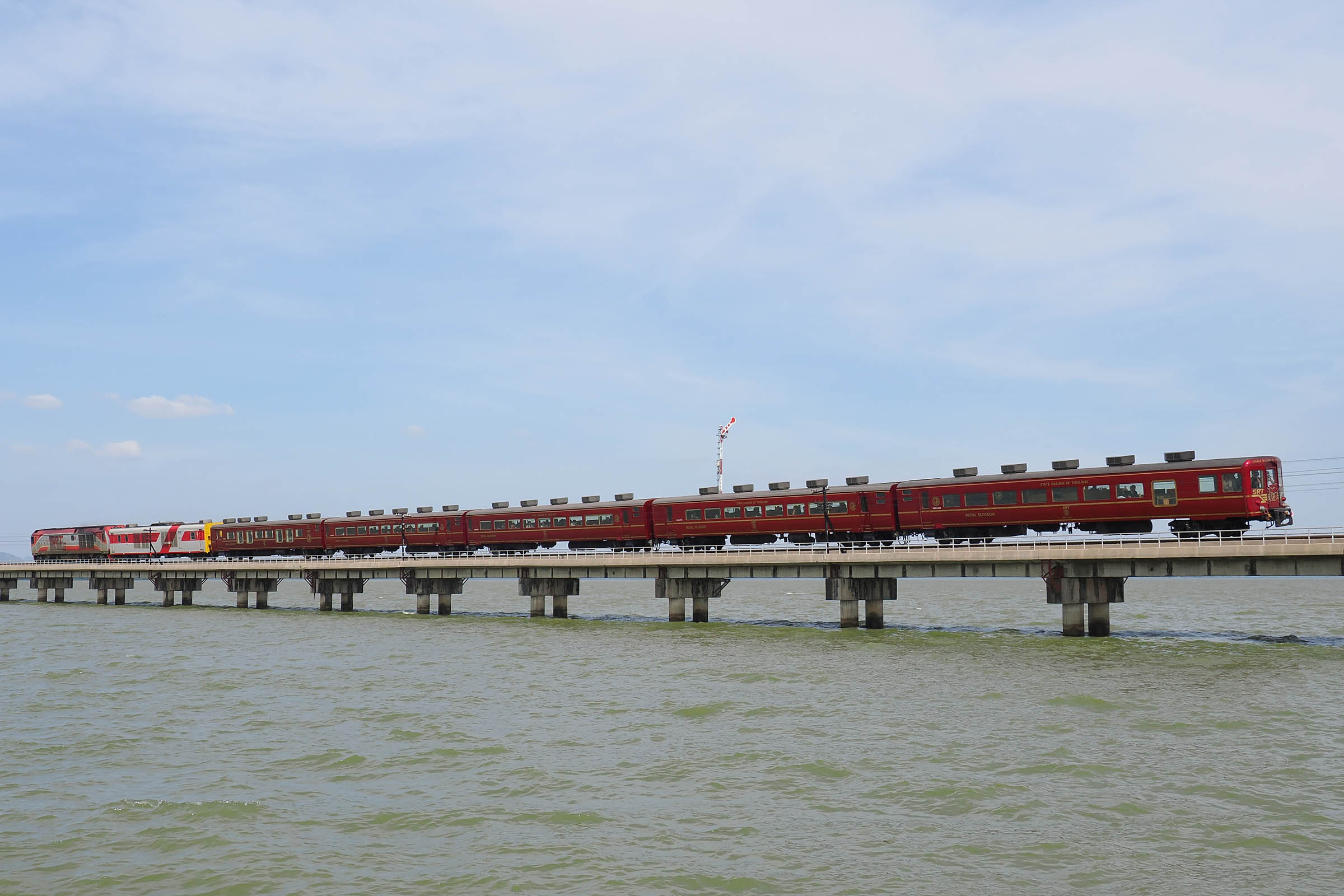 タイ国鉄　14系客車　ロイヤルブロッサム　貸し切り列車　パーサック・チョンラシットダム湖上橋