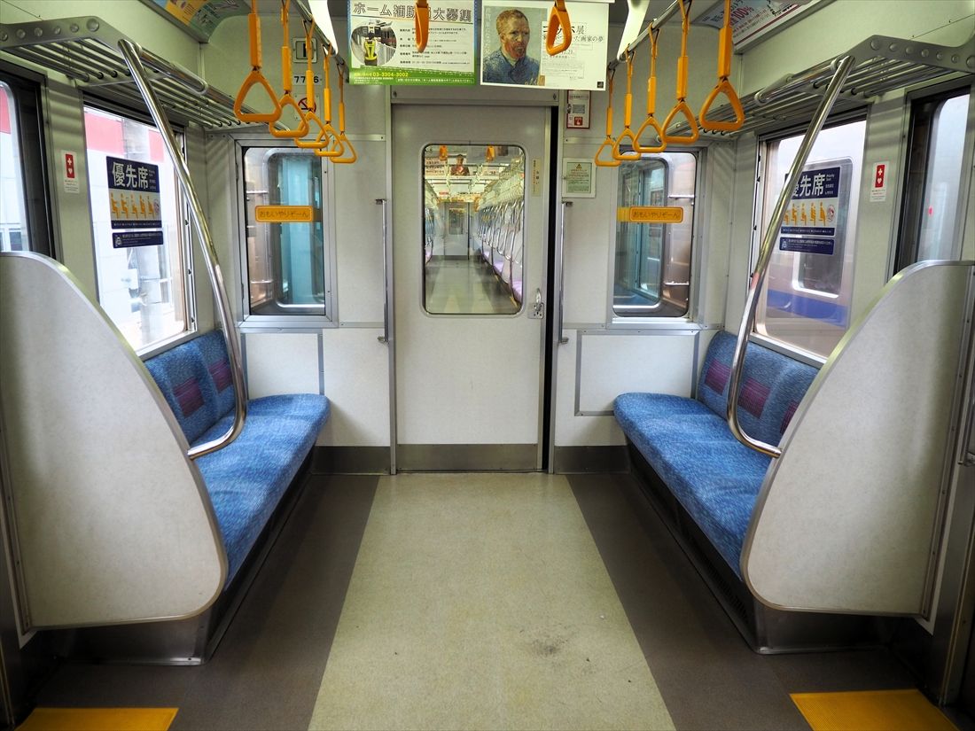 車端部の優先席（記者撮影）