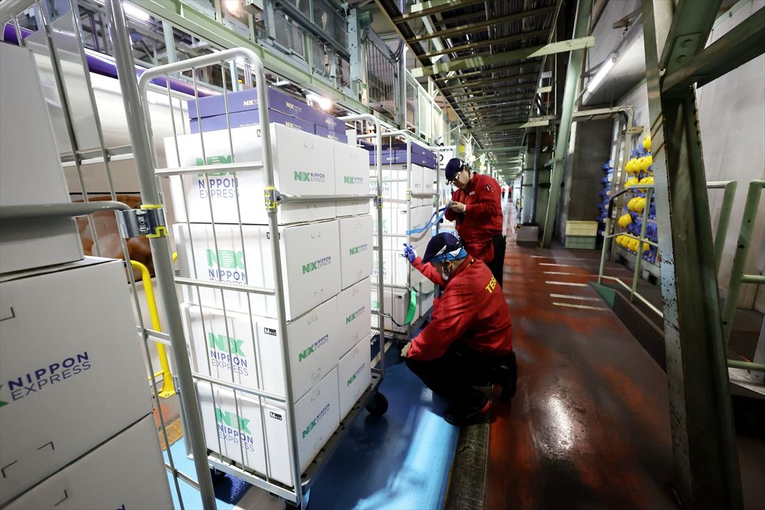 荷物を積んだ台車をつなぐ＝2026年3月23日（撮影：尾形文繁）