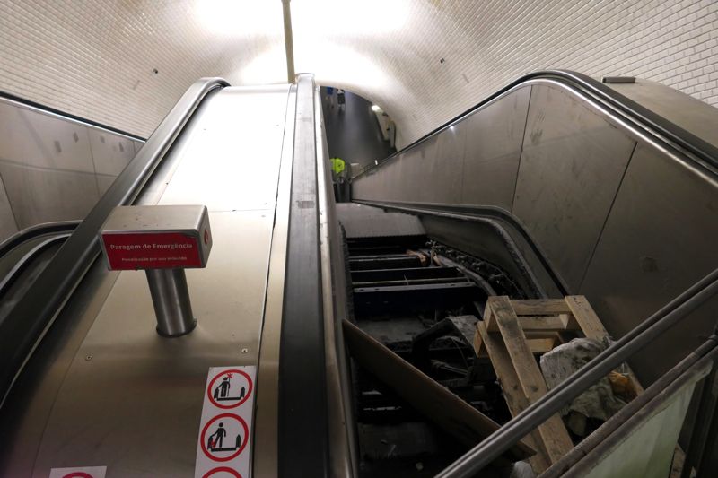 メトロの駅の壊れたままのエスカレーター（筆者撮影）