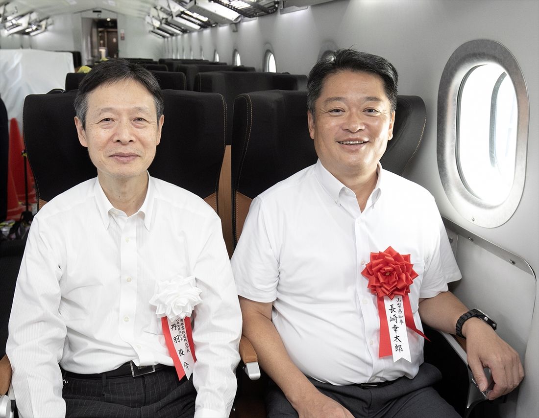 リニア新型車両M10に試乗するJR東海の丹羽俊介社長（左）と山梨県の長崎幸太郎知事（写真：JR東海）