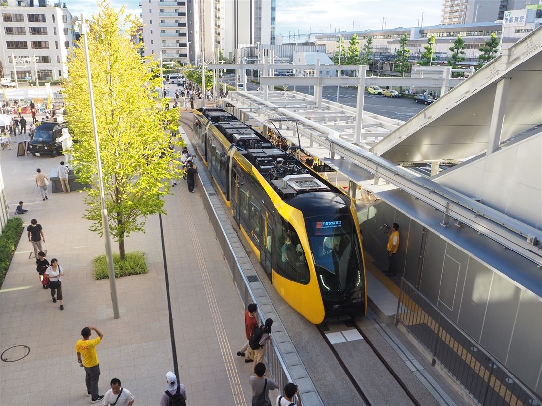 デッキから見下ろした宇都宮駅東口停留場＝2023年8月26日（記者撮影）