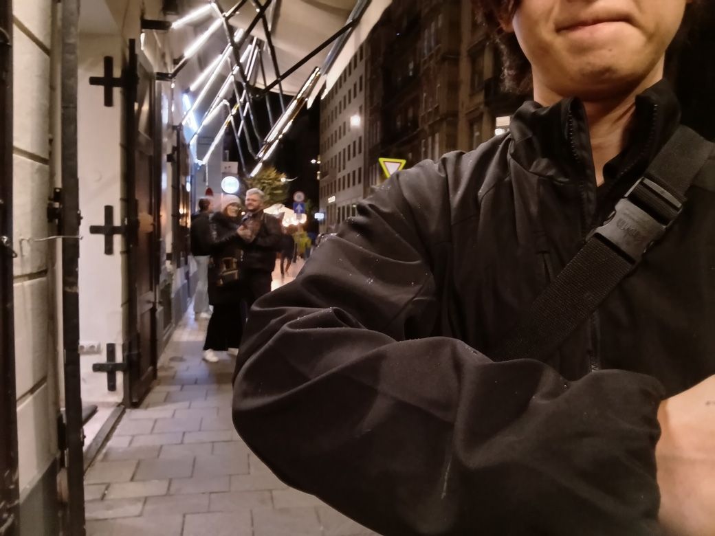 ハンガリーで小雨に降られたときに撮影。肩まわりに付着した雨水が衣服に吸収されず、表面で撥水しているのがわかる（筆者撮影）