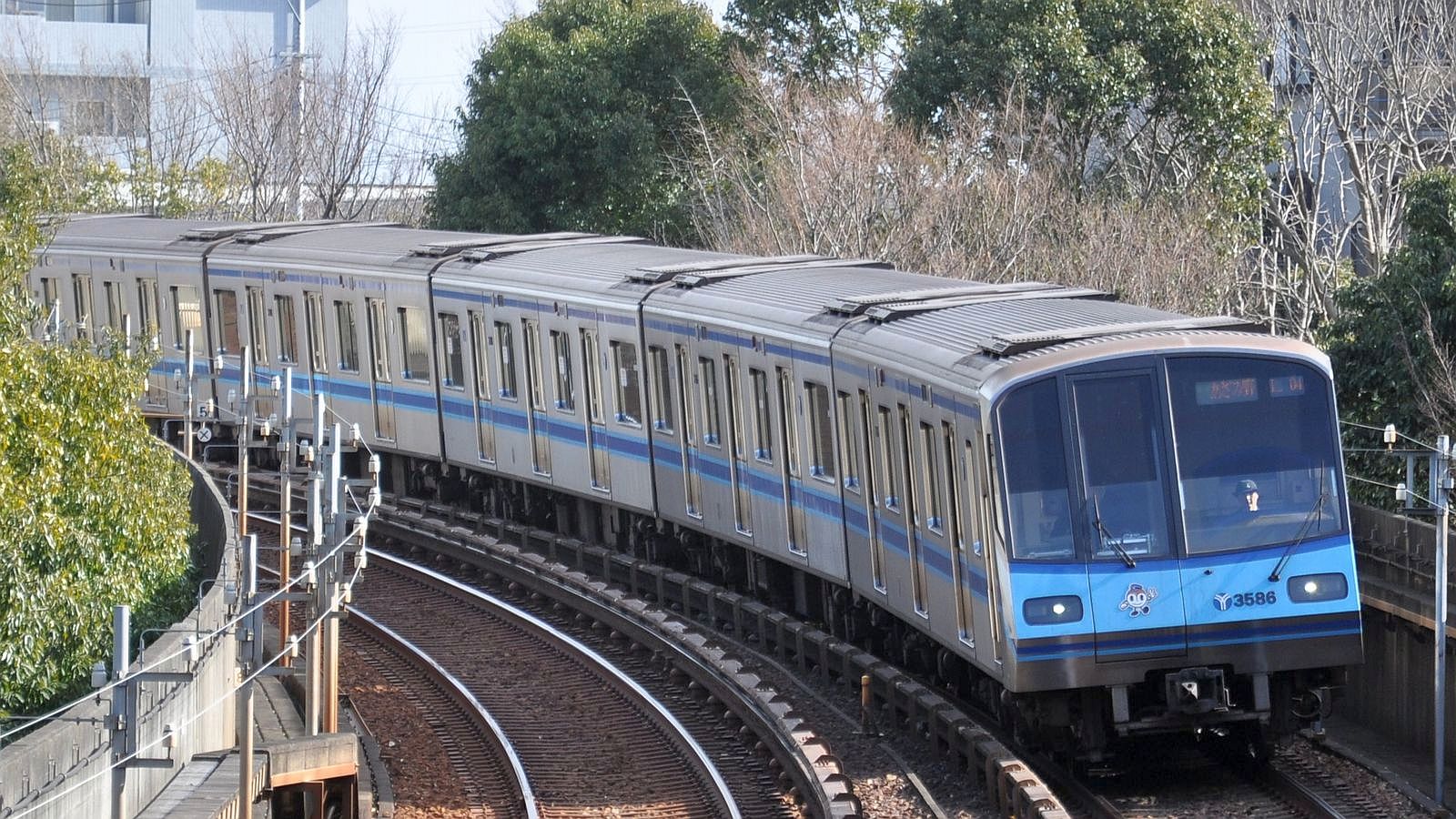 現在の終点、あざみ野駅に向かう横浜市営地下鉄ブルーラインの電車（編集部撮影）