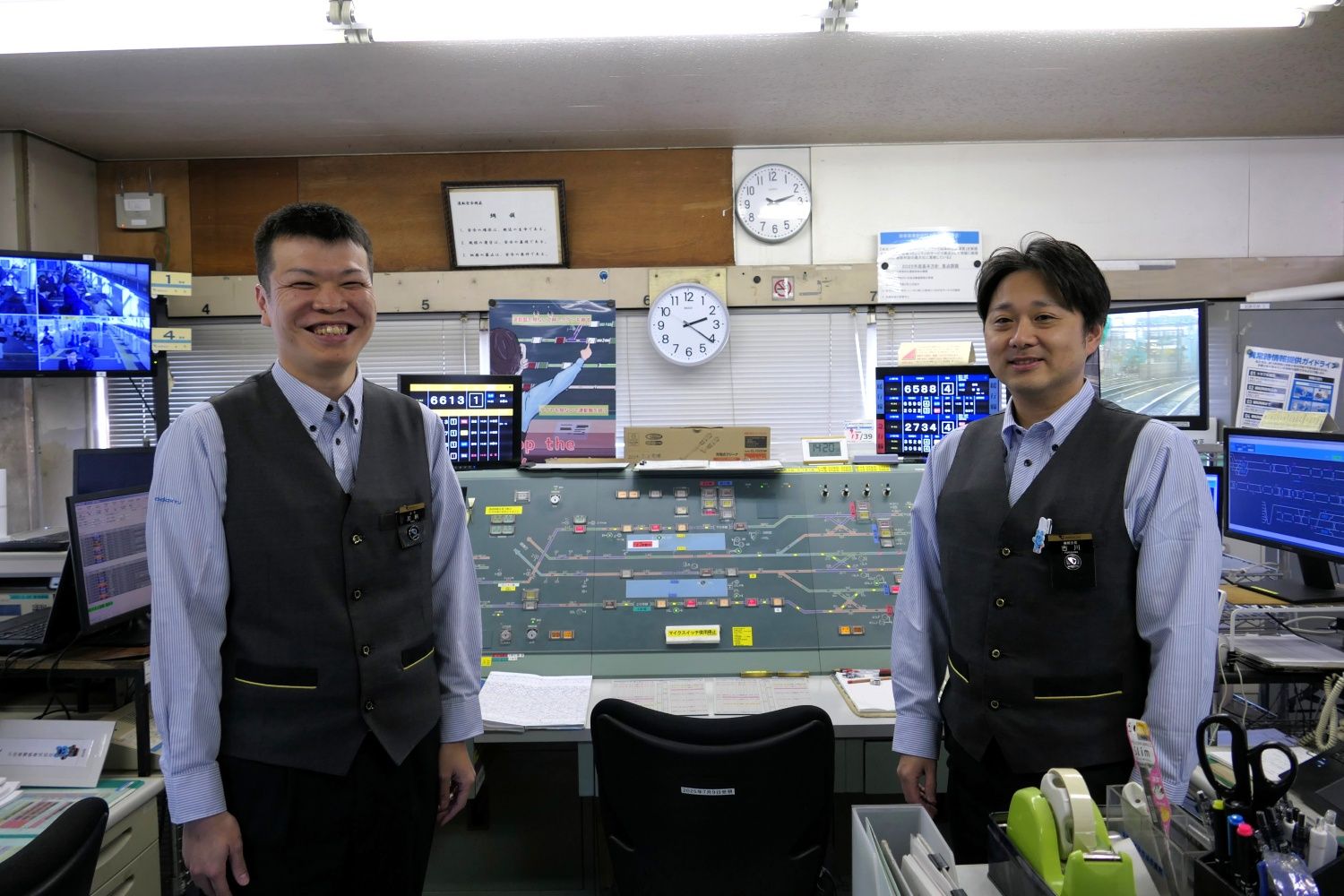 乗客からは見えないところで運行を支える駅員がいる（記者撮影）