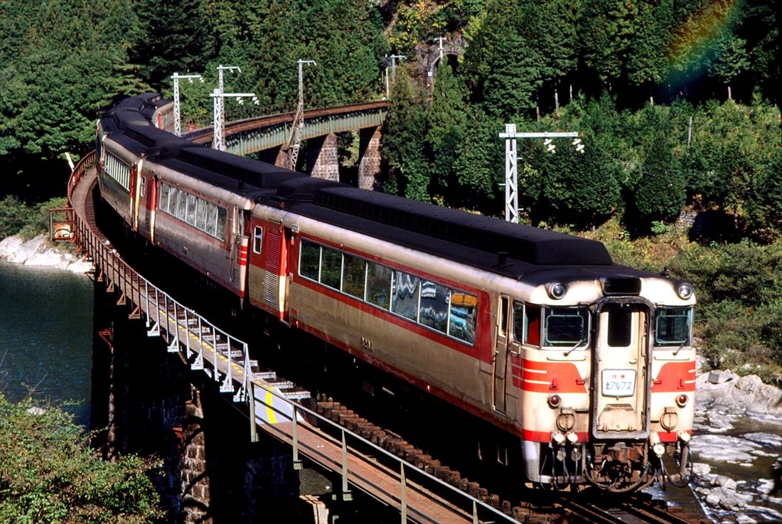 キハ82系の特急「ひだ」と同時期に活躍した名鉄の高山本線直通特急「北アルプス」（撮影：南正時）