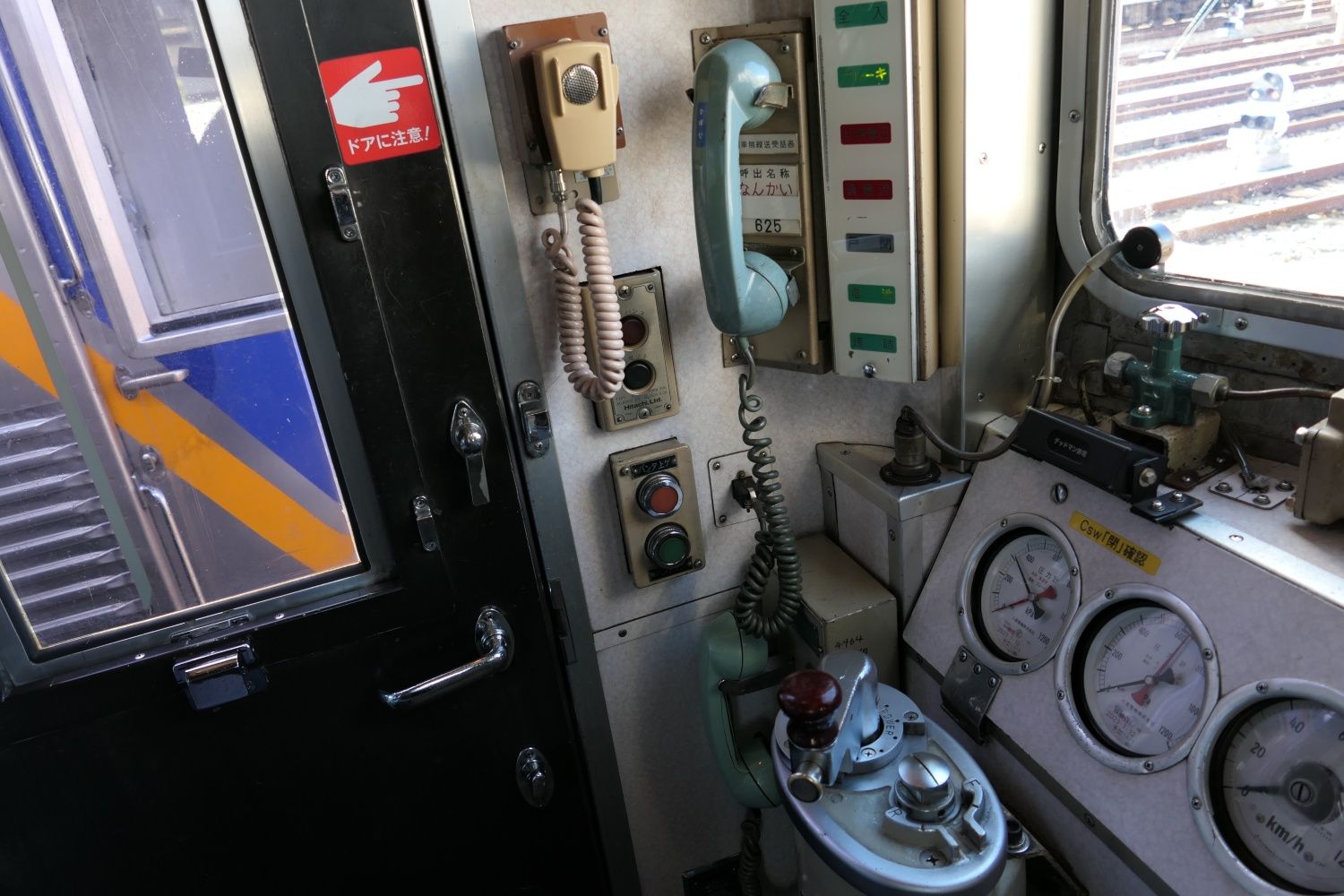 乗務員室の機器類（記者撮影）