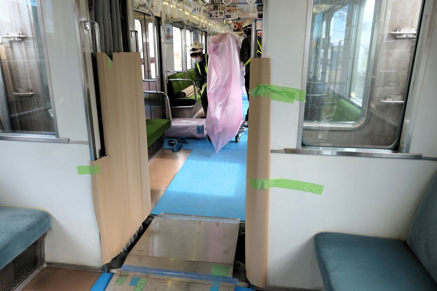 車内には傷をつけないように養生が施されている（記者撮影）