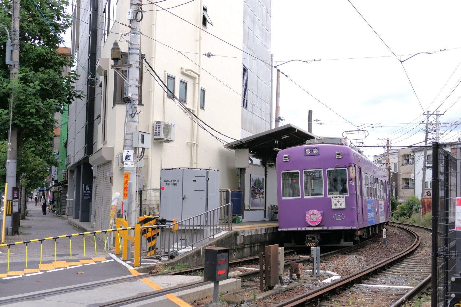 嵐電西院駅の四条大宮方面の乗り場（編集部撮影）